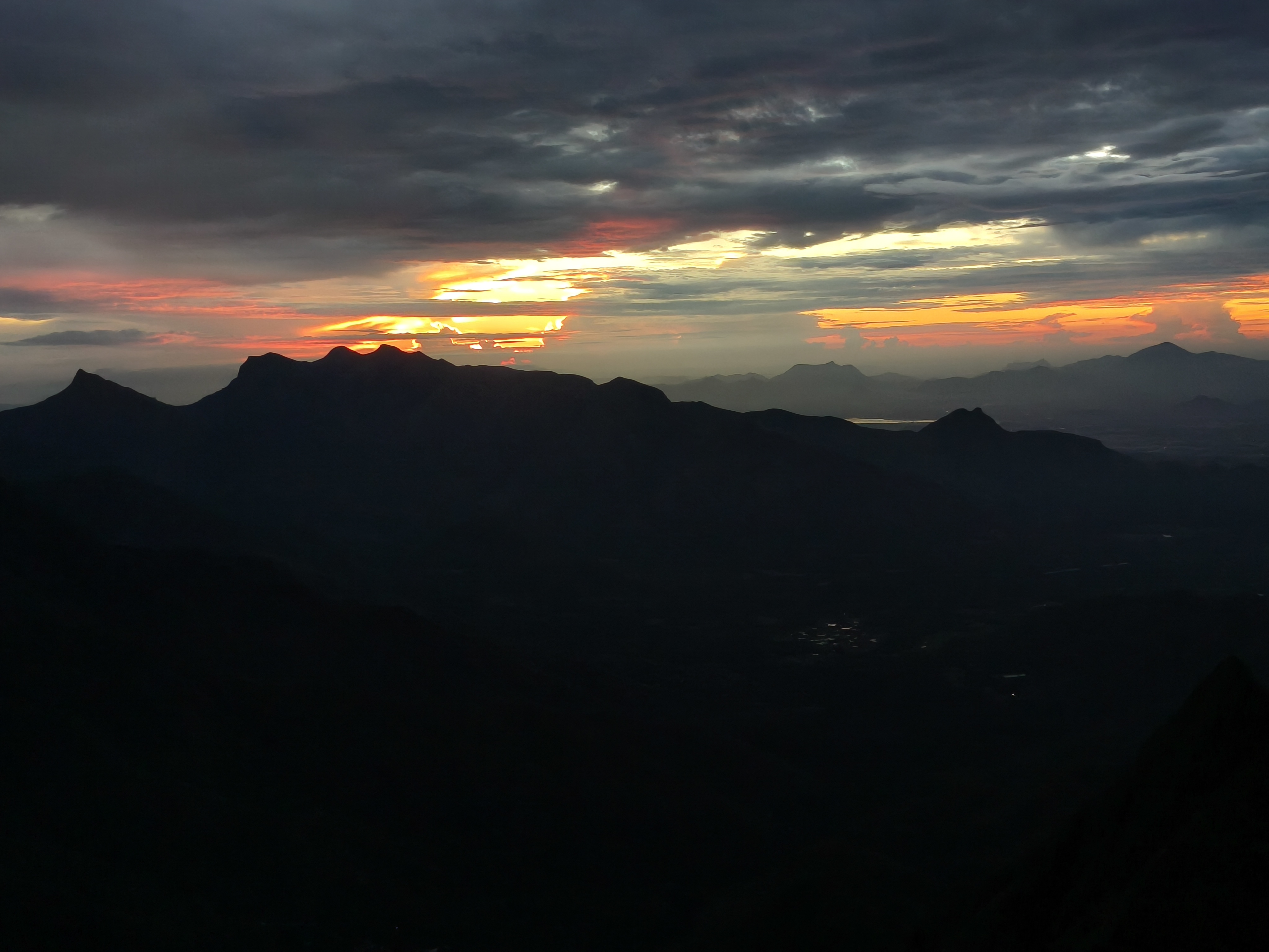 Kolukkumalai sunrise view with off-road jeep and dramatic mountain backdrop